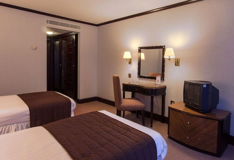 Номер Стандарт, Europa Gatwick Hotel & Spa