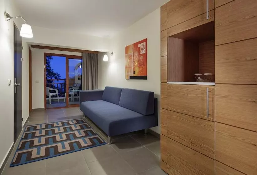 اتاق کلاب, Pine Bay Holiday Resort