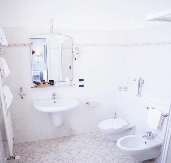 غرفة قياسية مطلّة علي البحيرة, Sebino