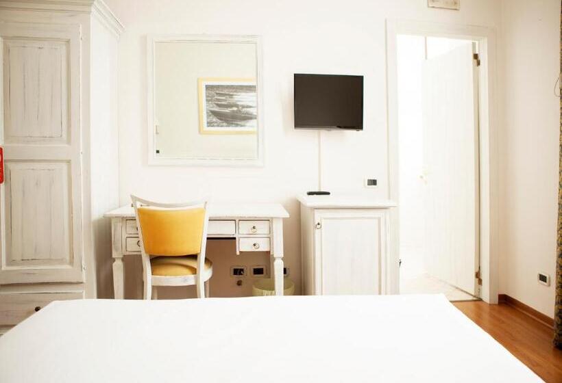 غرفة قياسية مطلّة علي البحيرة, Sebino