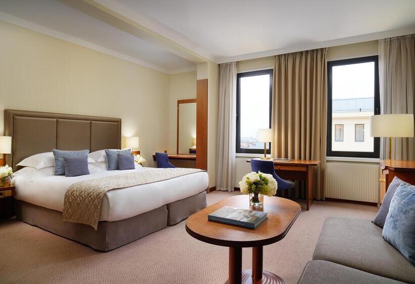 キングサイズベッドのデラックスルーム, Corinthia Hotel St Petersburg