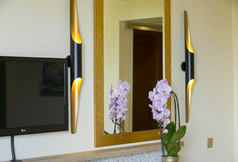 חדר דלוקס נוף לים, The Grandresort   Limited Edition By Leonardo Hotels