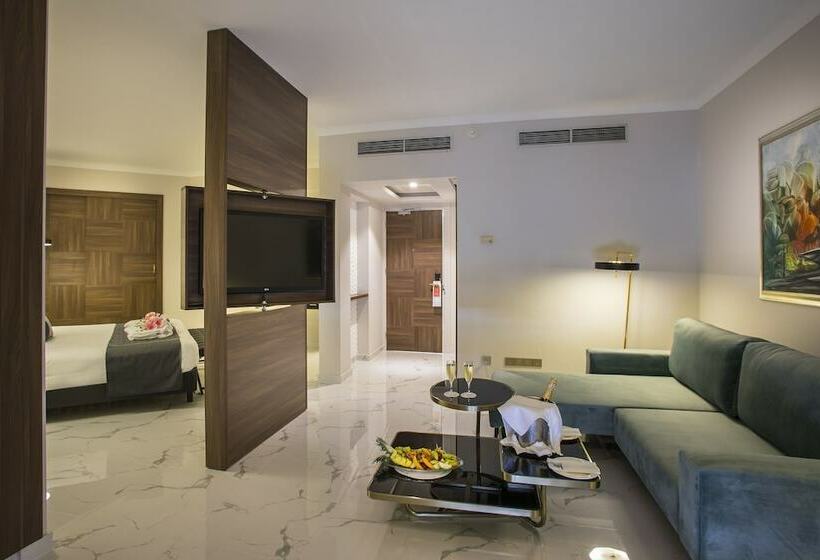 סוויטת ג'וניור אקזקיוטיב, The Grandresort   Limited Edition By Leonardo Hotels