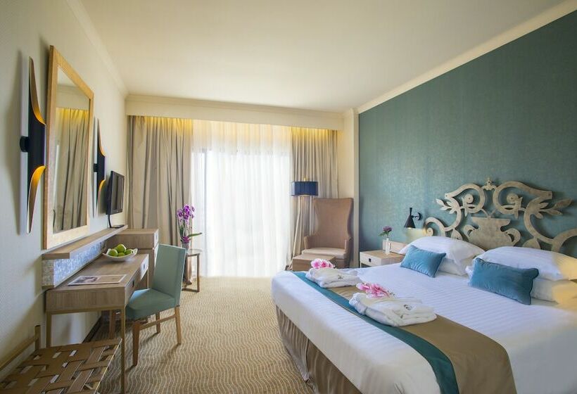 חדר משפחתי דלוקס, The Grandresort   Limited Edition By Leonardo Hotels