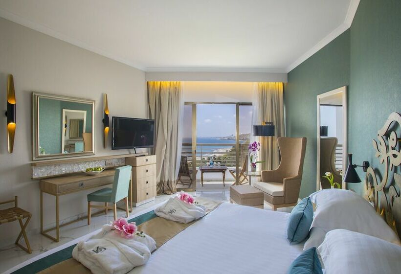 סוויטת אקזקיוטיב נוף לים, The Grandresort   Limited Edition By Leonardo Hotels