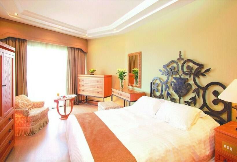 סוויטת אקזקיוטיב נוף לים, The Grandresort   Limited Edition By Leonardo Hotels