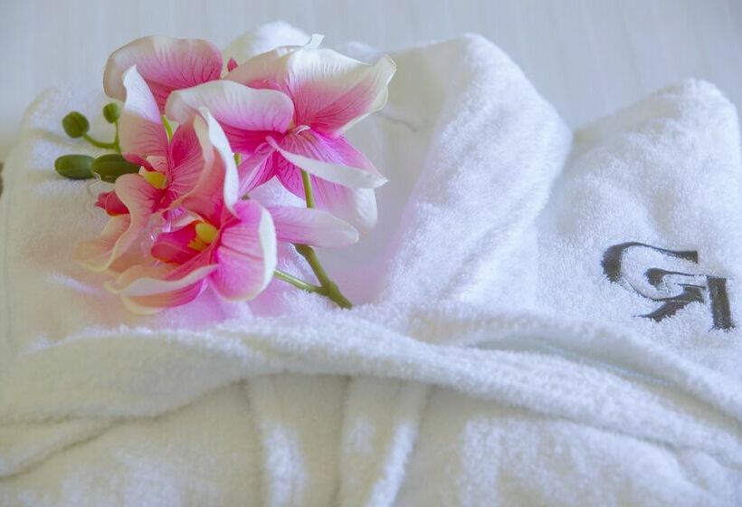 סוויטת אקזקיוטיב נוף לים, The Grandresort   Limited Edition By Leonardo Hotels