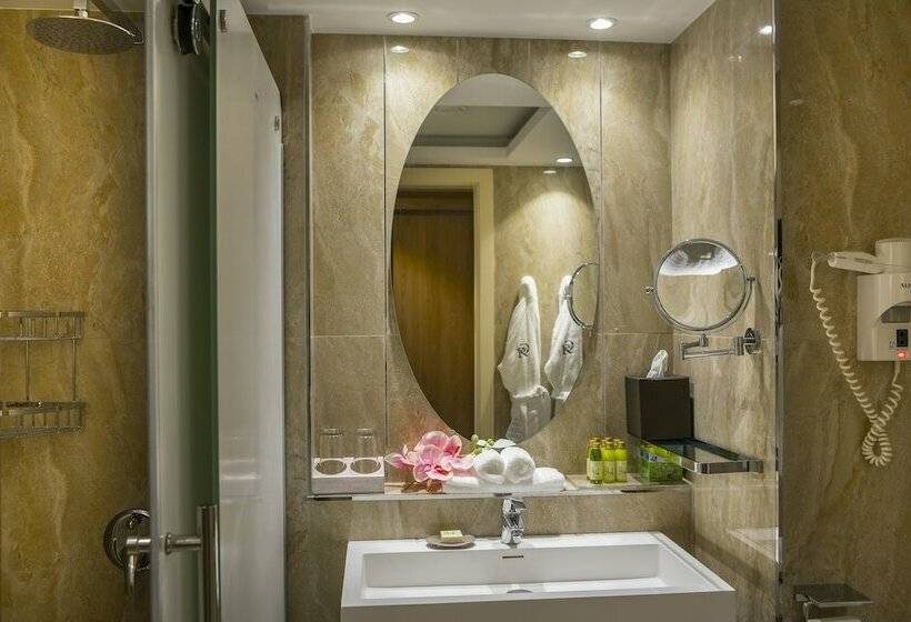 סוויטת אקזקיוטיב נוף לים, The Grandresort   Limited Edition By Leonardo Hotels