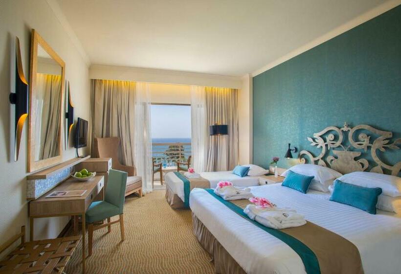 חדר דלוקס לשלושה עם נו לים, The Grandresort   Limited Edition By Leonardo Hotels