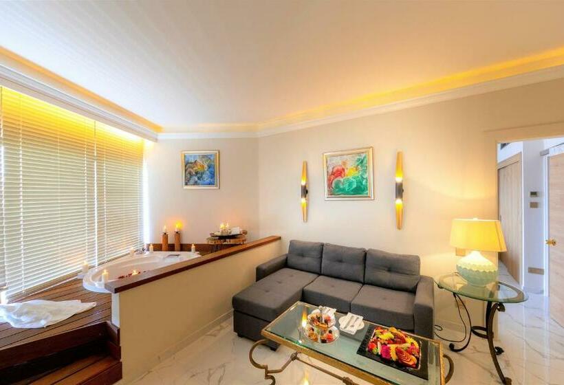 סוויטת אקזקיוטיב נוף לים, The Grandresort   Limited Edition By Leonardo Hotels