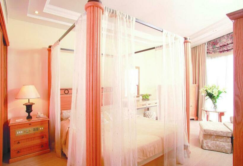 סוויטת אקזקיוטיב נוף לים, The Grandresort   Limited Edition By Leonardo Hotels