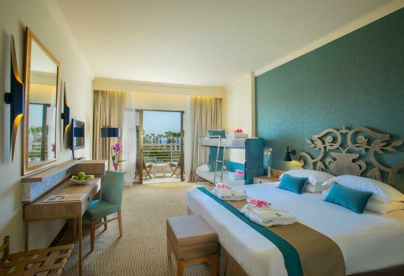 חדר משפחתי דלוקס, The Grandresort   Limited Edition By Leonardo Hotels