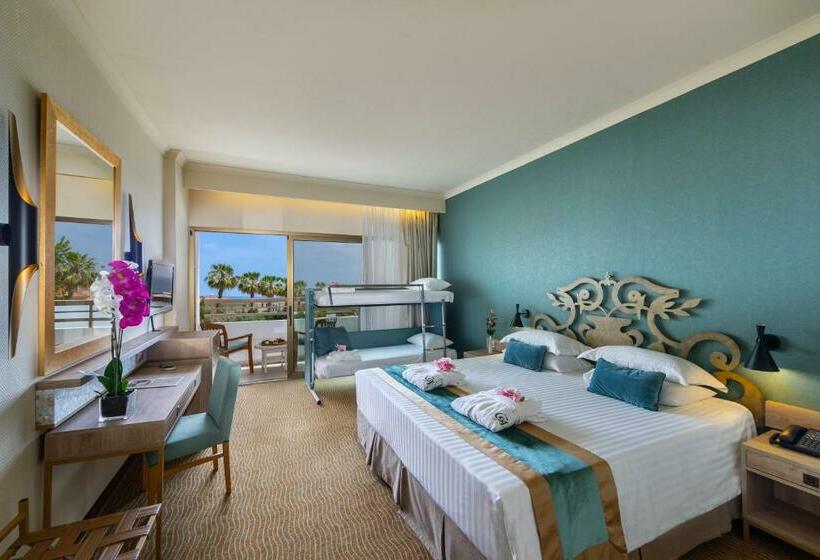 חדר משפחתי דלוקס, The Grandresort   Limited Edition By Leonardo Hotels