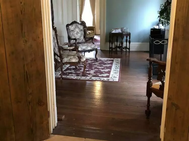 デラックススイート, Loyd Hall Plantation