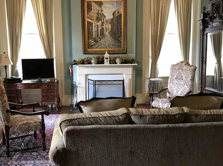 デラックススイート, Loyd Hall Plantation