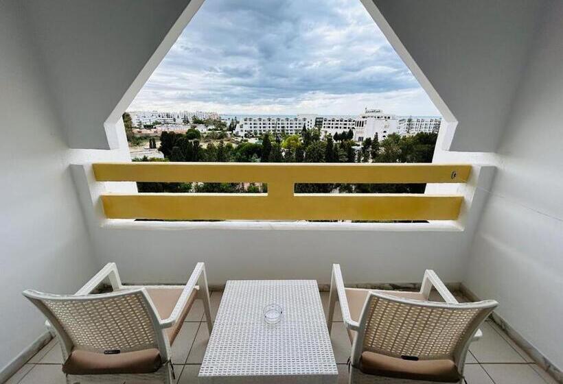 اتاق خانوادگی با چشم‌انداز باغ, Marhaba Royal Salem