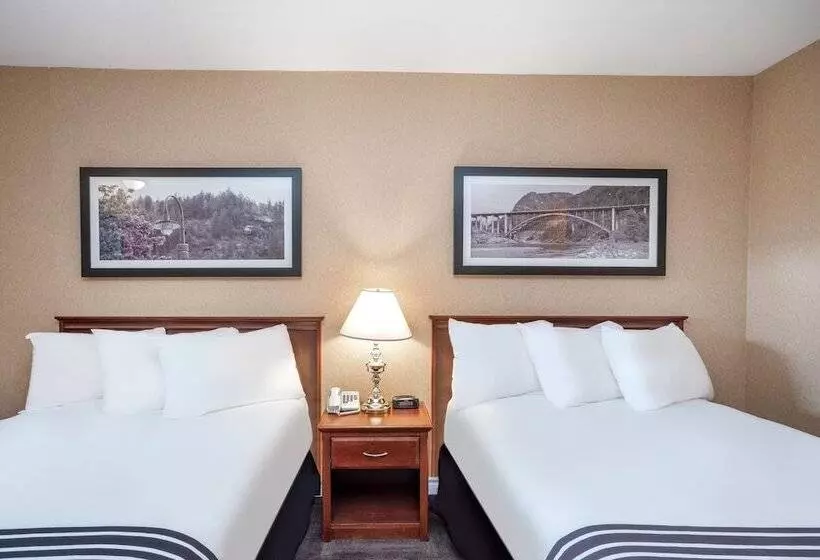 اتاق استاندارد با 2 تخت دوبل, Sandman Hotel Castlegar