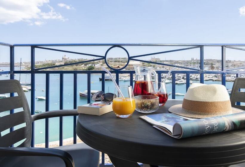 اتاق سوپریور با چشم‌انداز دریا, Waterfront