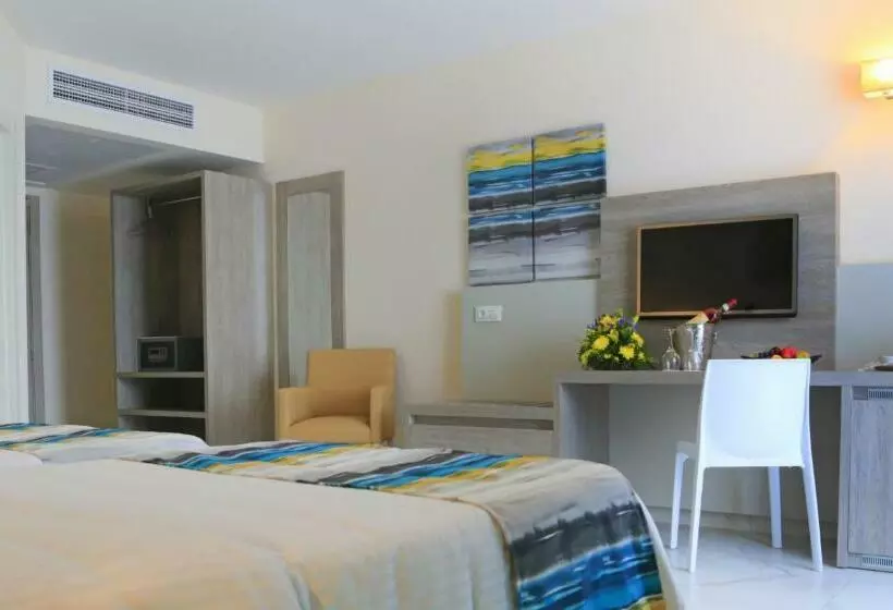 اتاق خانوادگی با چشم‌انداز استخر, Riviera Spa Resort - Adults Only