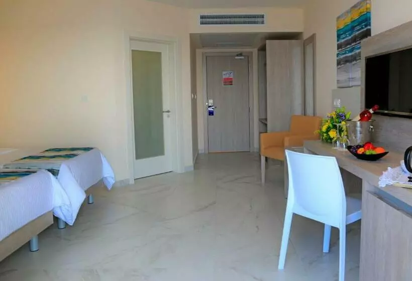 اتاق خانوادگی با چشم‌انداز استخر, Riviera Spa Resort - Adults Only