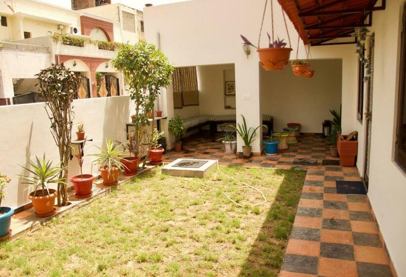 ガーデンビュースタンダードルーム, Pathik Niwas