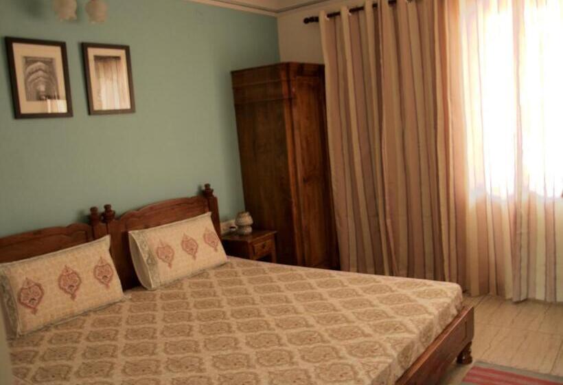 ガーデンビュースタンダードルーム, Pathik Niwas