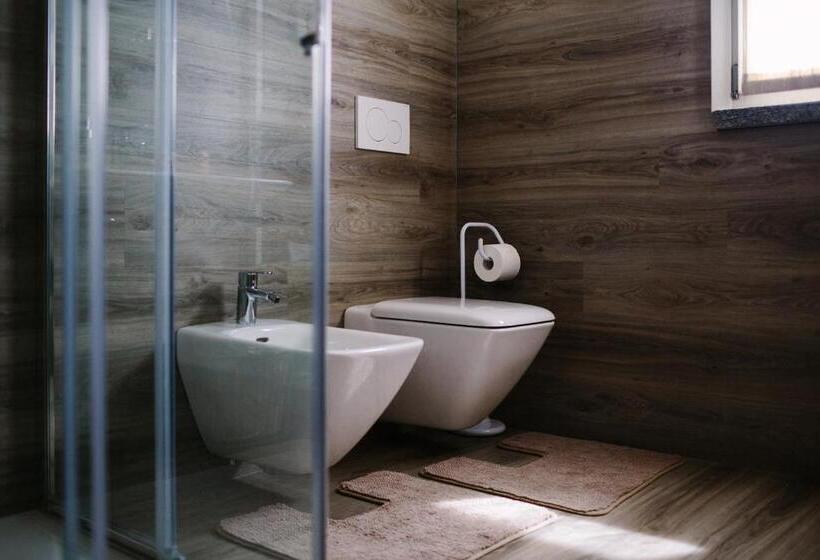 اتاق استاندارد با سرویس بهداشتی مشترک, Agriturismo Familiare I Giardini Del Lago