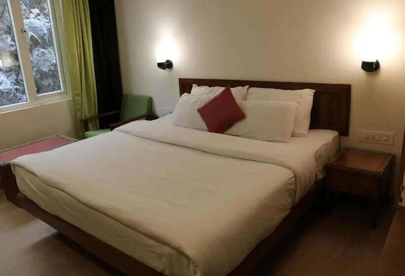 اتاق اکونومی, The Three Oaks Boutique
