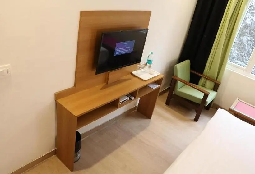 اتاق اکونومی, The Three Oaks Boutique