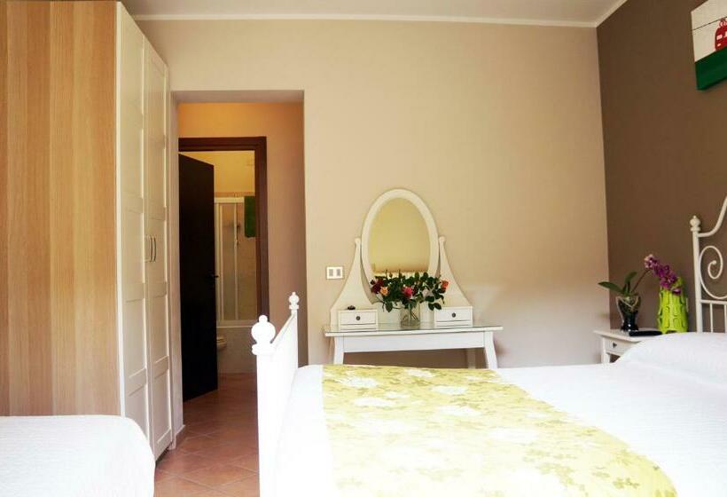 اتاق استاندارد سه نفره, Alexander Rooms