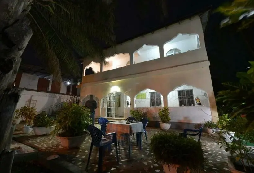 اتاق استاندارد با سرویس بهداشتی مشترک, One World Village Guesthouse