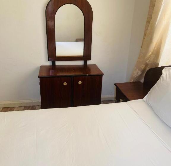 اتاق استاندارد با سرویس بهداشتی مشترک, One World Village Guesthouse