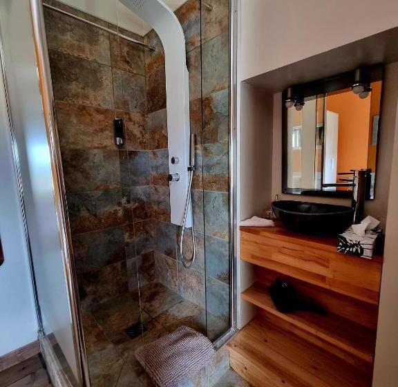 Basic Rum, Villa Alyzea