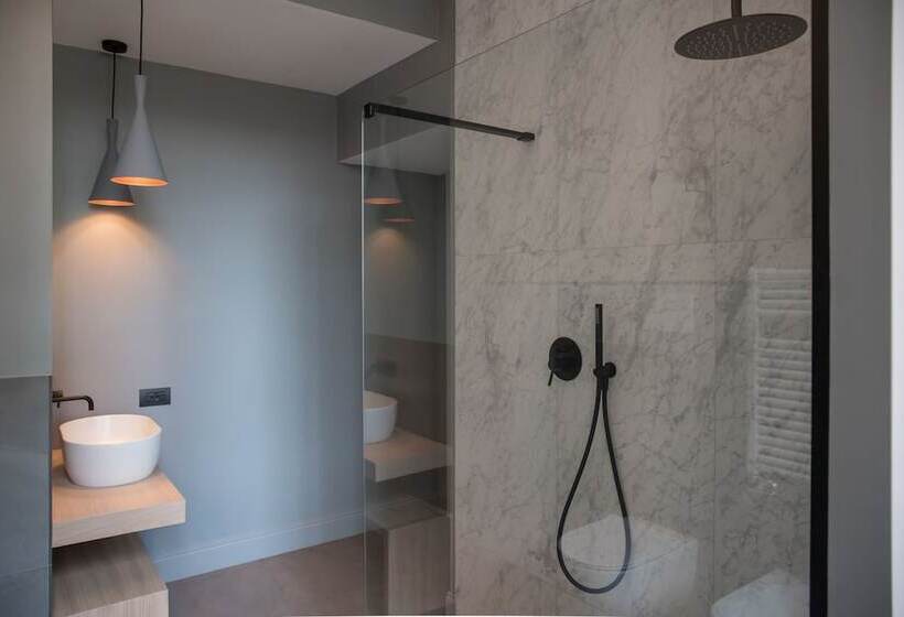 اتاق لوکس با چشم‌انداز, Domus Alberico