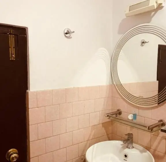 اتاق اکونومی, The Majestic Bed & Breakfast