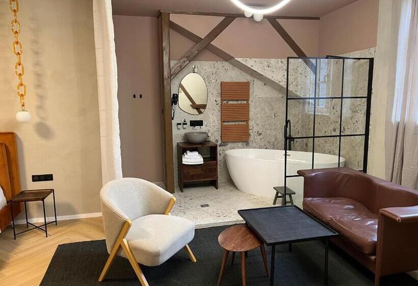 스탠다드 룸 킹사이즈 침대, Nest