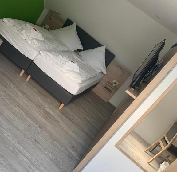 패밀리 룸, Unter Den Linden