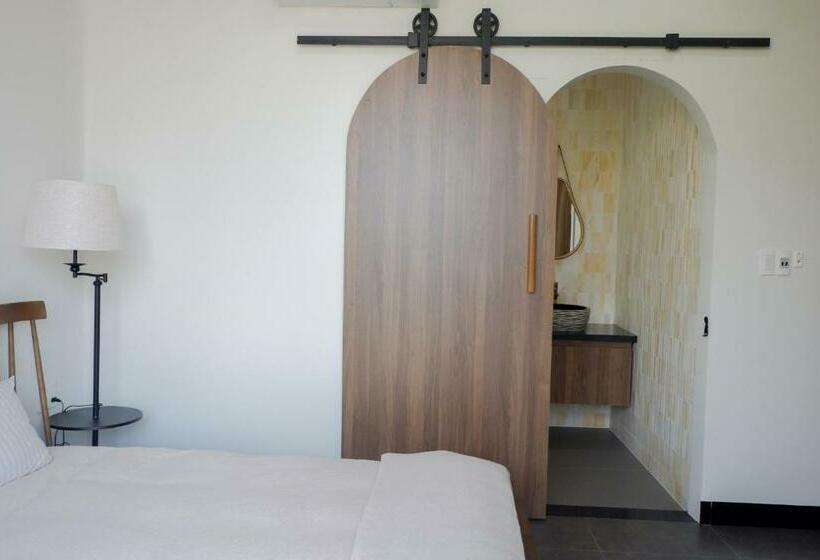 اتاق لوکس با بالکن, Myfa House