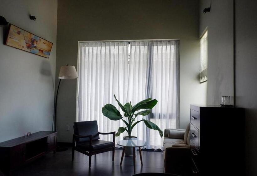 اتاق خانوادگی, Myfa House