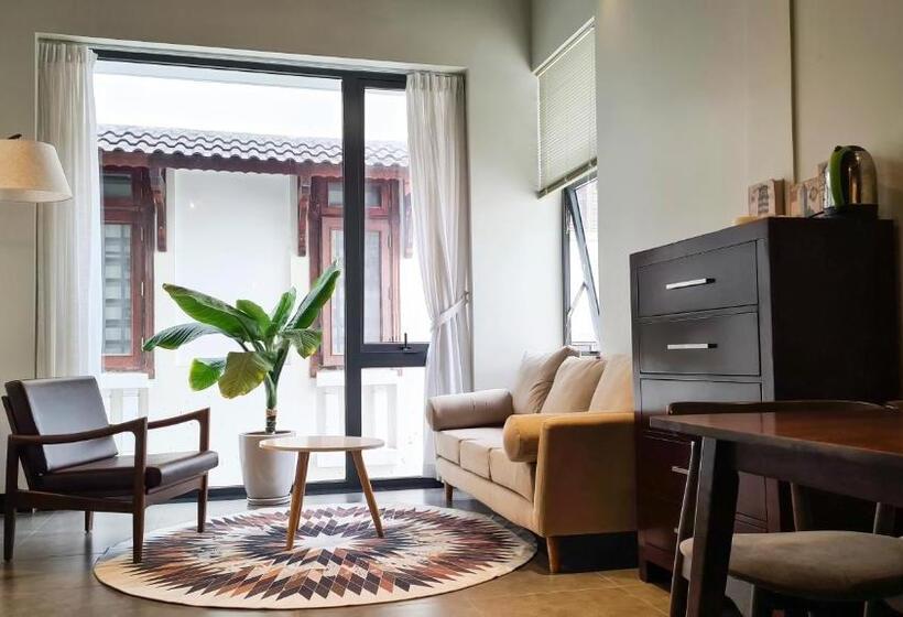 اتاق خانوادگی, Myfa House