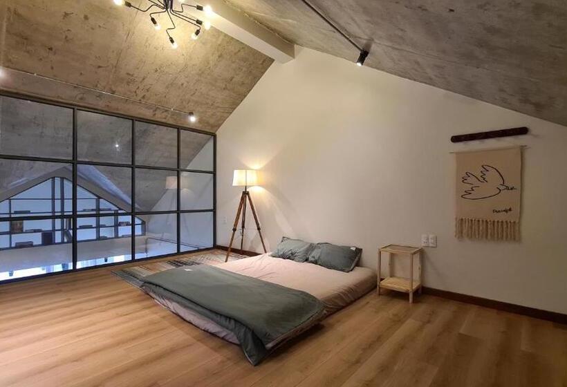 اتاق خانوادگی, Myfa House