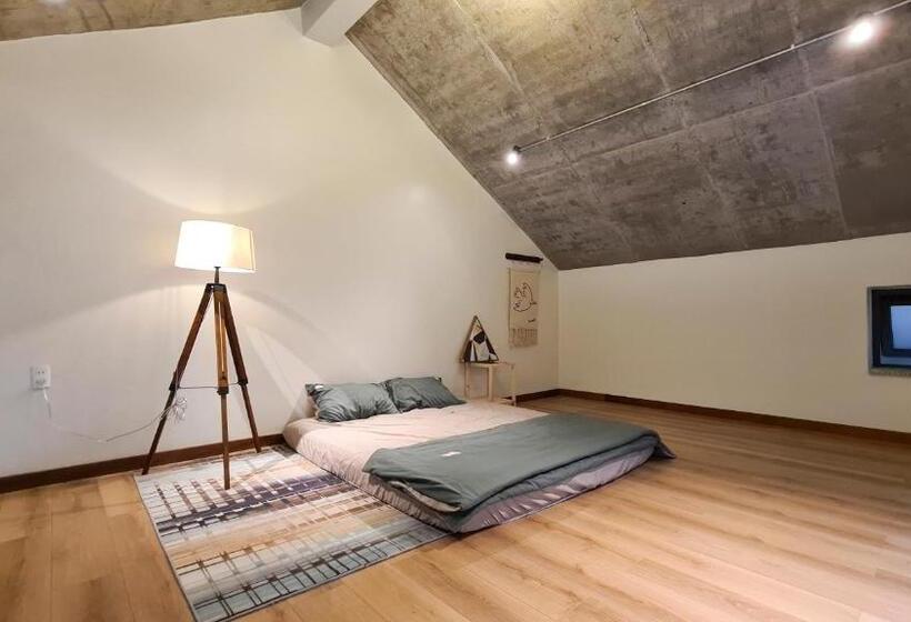 اتاق خانوادگی, Myfa House