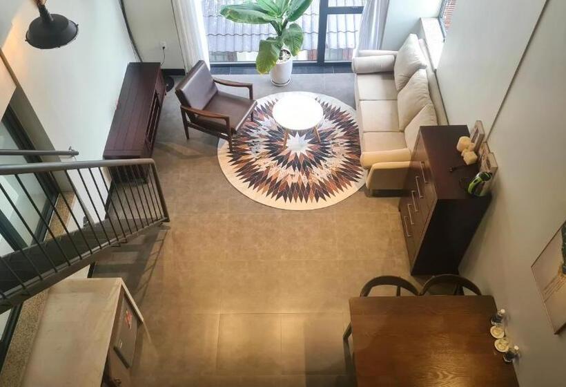 اتاق خانوادگی, Myfa House