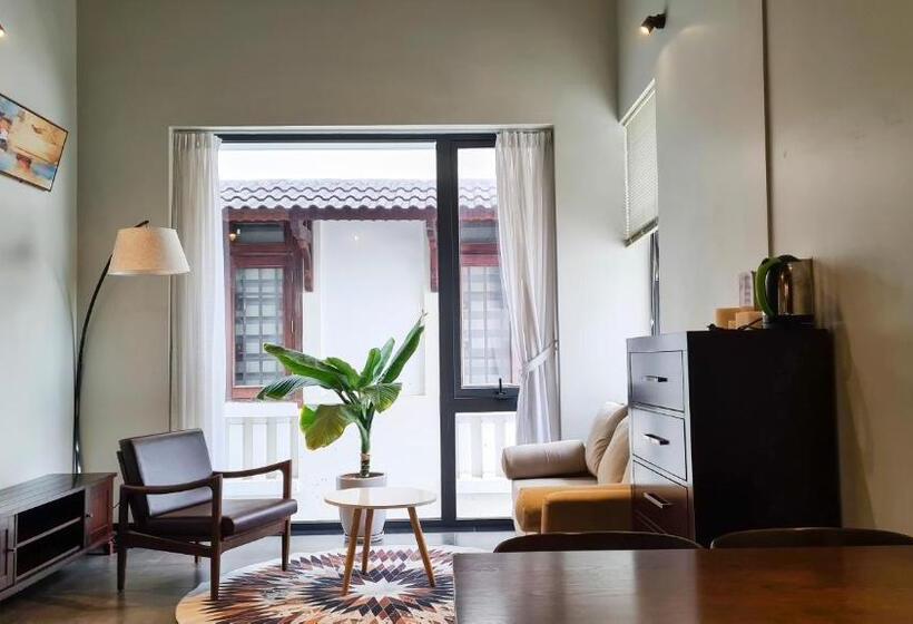 اتاق خانوادگی, Myfa House