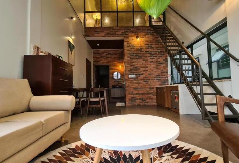 اتاق خانوادگی, Myfa House