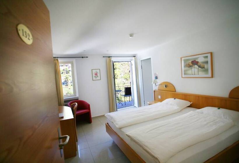 اتاق اکونومی, Collinetta