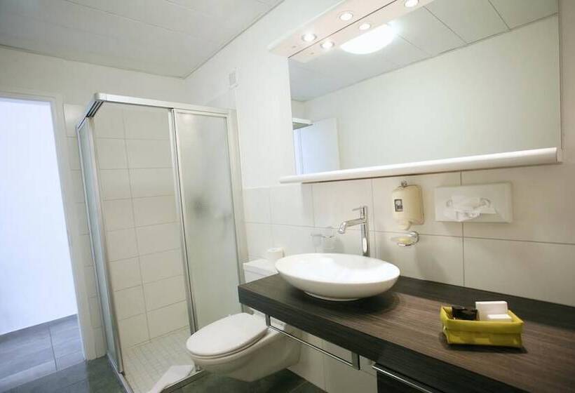 اتاق استاندارد سه نفره, Collinetta