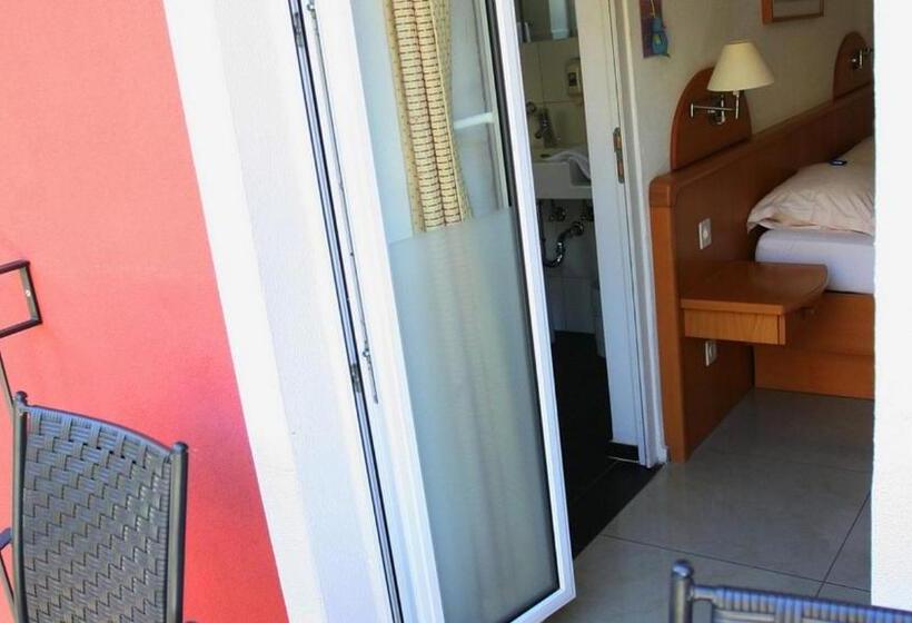 اتاق اکونومی, Collinetta