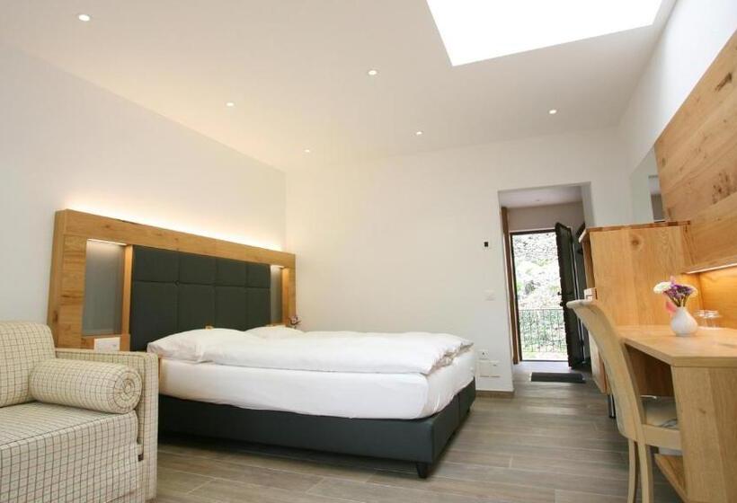 اتاق استاندارد سه نفره, Collinetta