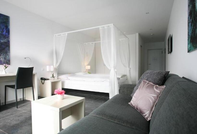 سوییت جونیور با چشمانداز دریاچه, Collinetta